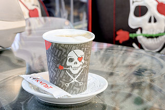 Фирменная чашка кофе с черепом в салоне красоты «Культ»