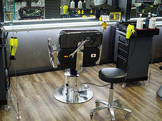 Задний вид на парикмахерское кресло в салоне красоты «Культ» в ТК «Парнас»