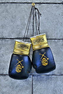 Боксёрские перчатки как настенное украшение в салоне красоты «Культ» в ТК «Парнас»