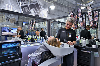 Парикмахер выполняет мытьё головы клиента в салоне красоты «Культ» в ТК «Парнас»