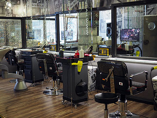Рабочие места парикмахеров в салоне красоты «Культ» в ТК «Парнас»