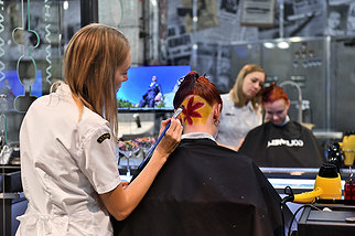 Парикмахер выполняет художественный выстриг в технике hair tattoo с окрашиванием в салоне красоты «Культ» в ТК «Парнас»
