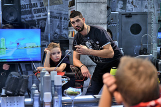 Мастер Виктор Загитов с сыном в салоне красоты «Культ» в ТК «Парнас»
